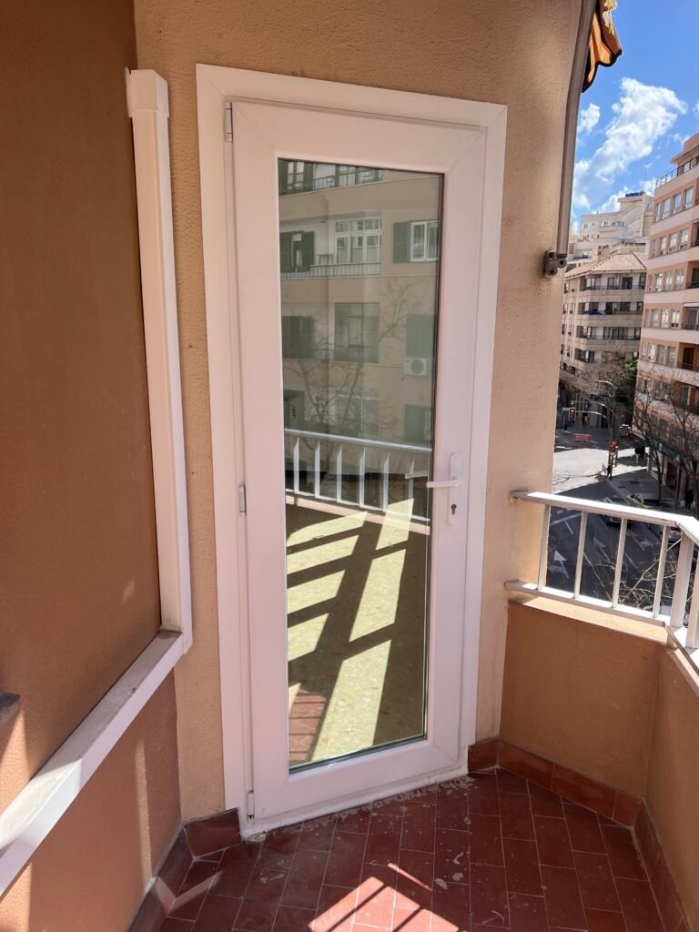 puerta control solar